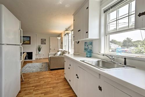 CentervilleUpdated Cottage - 300 Feet to Craigville Beach!的厨房配有白色橱柜、水槽和窗户。