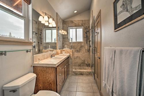 南太浩湖South Lake Tahoe Home 9 Mi to Heavenly Mountain!的浴室配有卫生间水槽和淋浴。