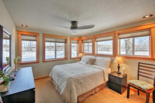 桑德波因特Lake Pend Oreille Condo with Porch and Mountain View!的卧室配有床、桌子和窗户。