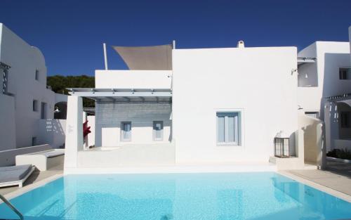 费拉Palmariva Villas的一座别墅,在一座建筑前设有一个游泳池