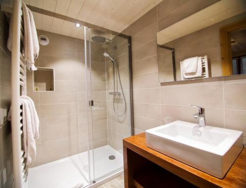 托隆Hôtel Le Bellevue的一间带水槽和淋浴的浴室