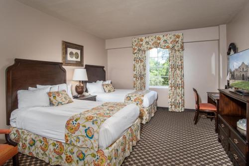 圣安东尼奥蒙格尔酒店的酒店客房设有两张床和窗户。