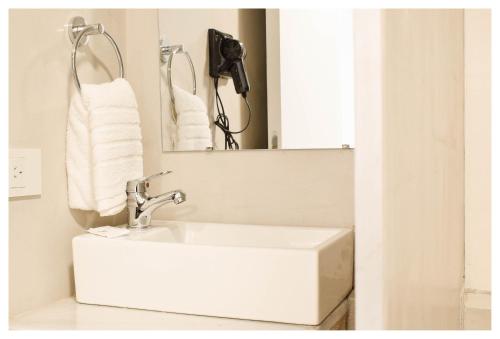 布宜诺斯艾利斯Rent Nuñez 2830的浴室设有白色水槽和镜子