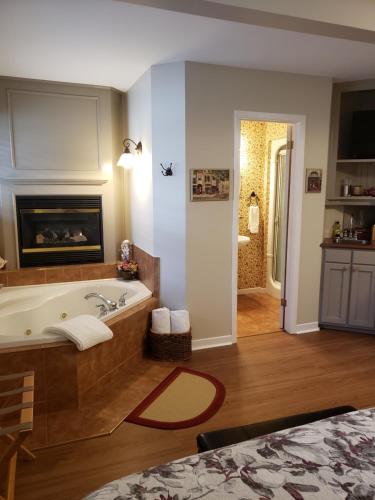滨湖尼亚加拉627 on King B&B的带浴缸的浴室和壁炉。