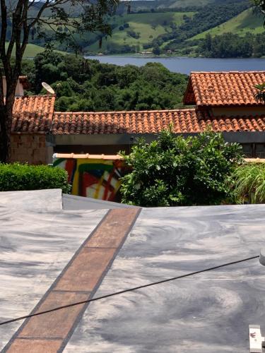 卡皮托利乌Chalés da Zelma的从房子屋顶上欣赏美景