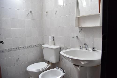 恩鲍斯El Indalo的白色的浴室设有卫生间和水槽。