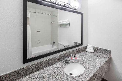 博福特博福特霍华德约翰逊酒店的一间带水槽和大镜子的浴室