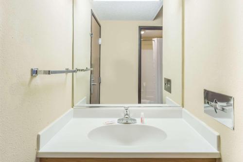 渥太华Super 8 by Wyndham Ottawa Starved Rock的一间带水槽和镜子的浴室