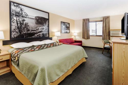 渥太华Super 8 by Wyndham Ottawa Starved Rock的一间酒店客房,配有一张床和一台电视