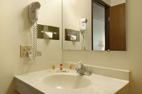 拉皮德城拉什莫尔路速8酒店的一间浴室