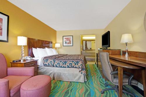 诺福克诺福克军事温德姆戴斯酒店的配有一张床和一张书桌的酒店客房