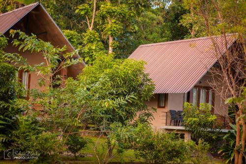达瓦拉维汉塔拉乌达瓦拉瓦酒店的一座有金属屋顶和树木的房子