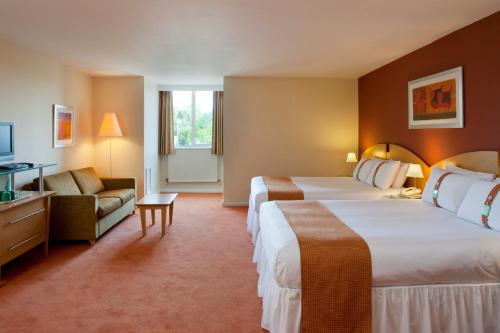 Holiday Inn Ashford - North A20, an IHG Hotel客房内的一张或多张床位