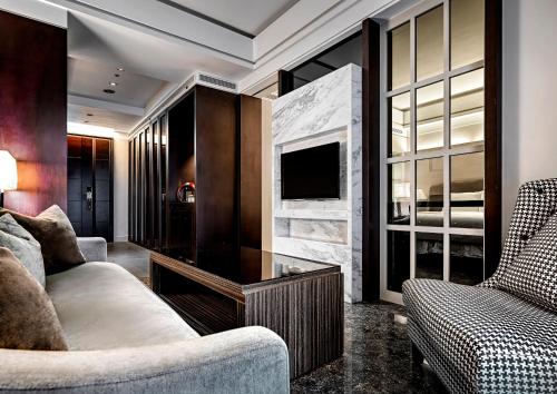 台北六福居的客厅配有两张沙发和一台电视