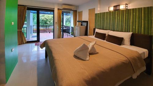 奥南海滩苏桑岛度假村的一间卧室配有一张大床和两个枕头