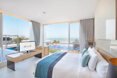 七岩華欣王牌度假村的一间卧室配有一张床,享有海景