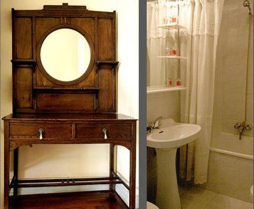 马德里德尔菲娜旅馆的一间带圆形镜子和水槽的浴室
