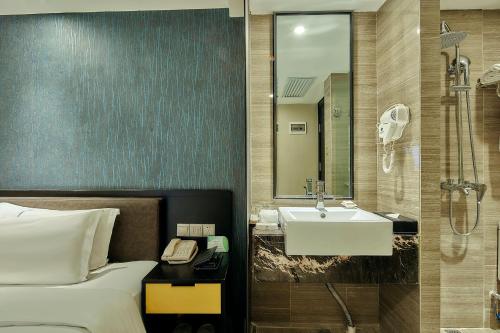迎商酒店（广州环市路淘金地铁站店）的一间浴室