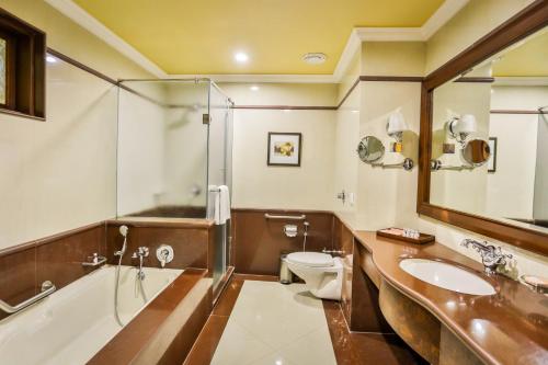 拉杰果德丽景湾酒店泻湖度假酒店的带浴缸、盥洗盆和卫生间的浴室