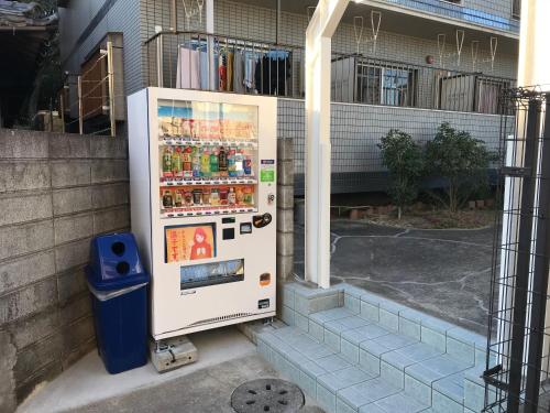 福冈ラ・ポート空港前201的冰箱位于大楼外
