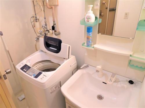 札幌札幌市中心部大通公園まで徒歩十分観光移動に便利なロケーションs1111的一间带洗衣机和水槽的浴室
