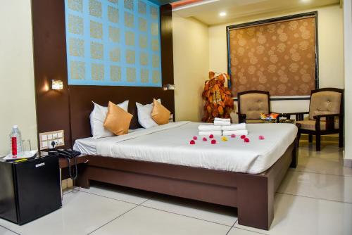 Hotel Tulsi Residency客房内的一张或多张床位