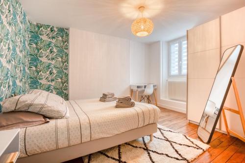 里摩日Maison bourgeoise Haussmannienne - Gîtes de France的一间卧室设有一张床和绿色的墙壁