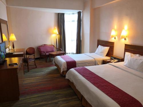 瓜拉丁加奴国际大酒店的酒店客房配有两张床和一张书桌