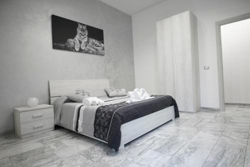 卡塔尼亚Central Luxury Apartment的卧室配有一张床,墙上配有电视。