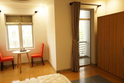 Cái RăngTina 2 Hotel的一间设有两把椅子、一张桌子和一个窗户的房间