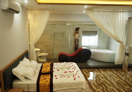 Cái RăngTina 2 Hotel的一间带一张床和浴缸的卧室以及一间浴室