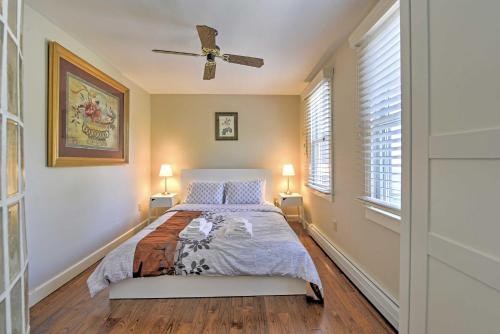 普罗温斯敦Provincetown Vacation Rental with Patio!的一间卧室设有床、两个窗户和吊扇。