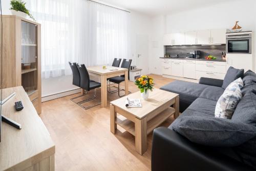 诺德奈Haus Elimar Weber的客厅配有沙发和桌子