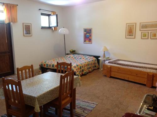 奥维多多莫早餐加住宿旅馆的一间设有两张床和一张桌子及椅子的房间