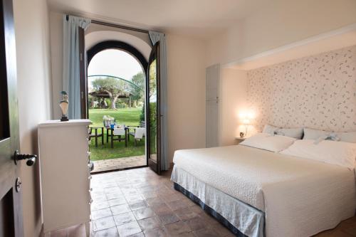 奥西莫克拉利亚乡村别墅酒店的一间卧室设有一张床和一个开放式门