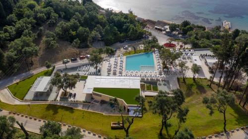 Gastouri奥罗斯海滩度假酒店的享有公园空中美景,设有游泳池