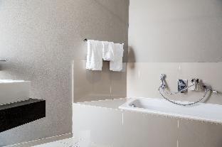 布鲁堡史特兰阿夸里斯豪华套房酒店的带浴缸、水槽和毛巾的浴室