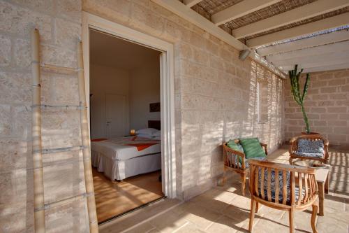 法维尼亚纳Geco Resort的客房设有带一张床和一张桌子的卧室