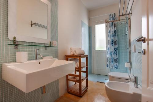 法维尼亚纳Geco Resort的浴室配有白色水槽和卫生间。