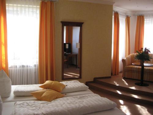 阿尔特廷阿尔施塔特舍科斯酒店的一间卧室设有两张床和大镜子