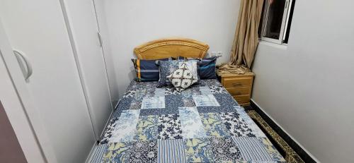 穆莱伊德里斯Gite El Menzeh的一间卧室配有床,床上装有被子