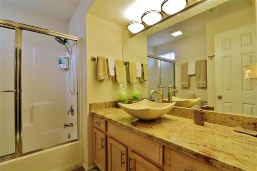 南帕诸岛South Padre Island Condo with Pool Access and Balcony!的一间带两个盥洗盆和大镜子的浴室