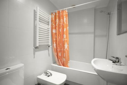 奥利奥Balea 2 - Local Rentss的浴室设有橙色的淋浴帘、卫生间和水槽。