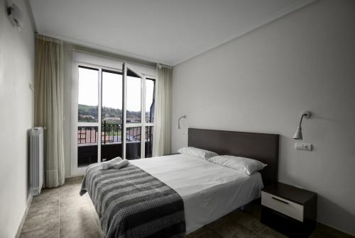 奥利奥Balea 2 - Local Rentss的一间卧室设有一张床和一个大窗户