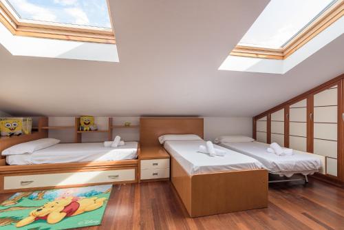 奥利奥Balea Dúplex - Local Rentss的带天窗的客房内的两张床
