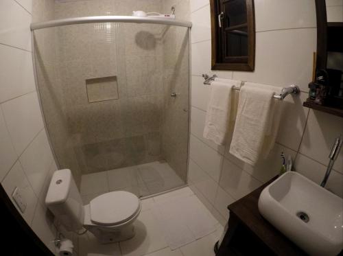 安格拉杜斯雷斯Chalés da Longa的带淋浴、卫生间和盥洗盆的浴室