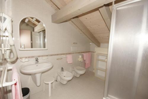 博萨迪法萨莫扎特别墅酒店的一间带水槽、卫生间和镜子的浴室