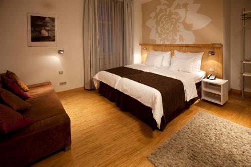 布拉格大丽花酒店的酒店客房,配有床和沙发