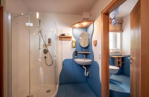 瑟尔Bed & Breakfast Landhaus Strasser的一间带水槽、卫生间和淋浴的浴室