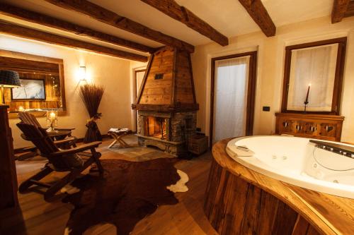 库马约尔奥克尔德斯尼格斯SPA度假村的带浴缸的浴室和壁炉。